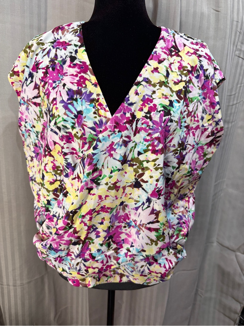 Cabi 5211 Purple Floral V-Neck Open Back Cap Sleeve Blouse Medium
